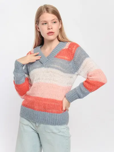 Пуловер в полоску